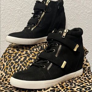 Stylish Black High-Top Women's Sneakers